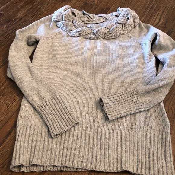 Beautiful neck detail on small gray sweater - Picture 1 of 3